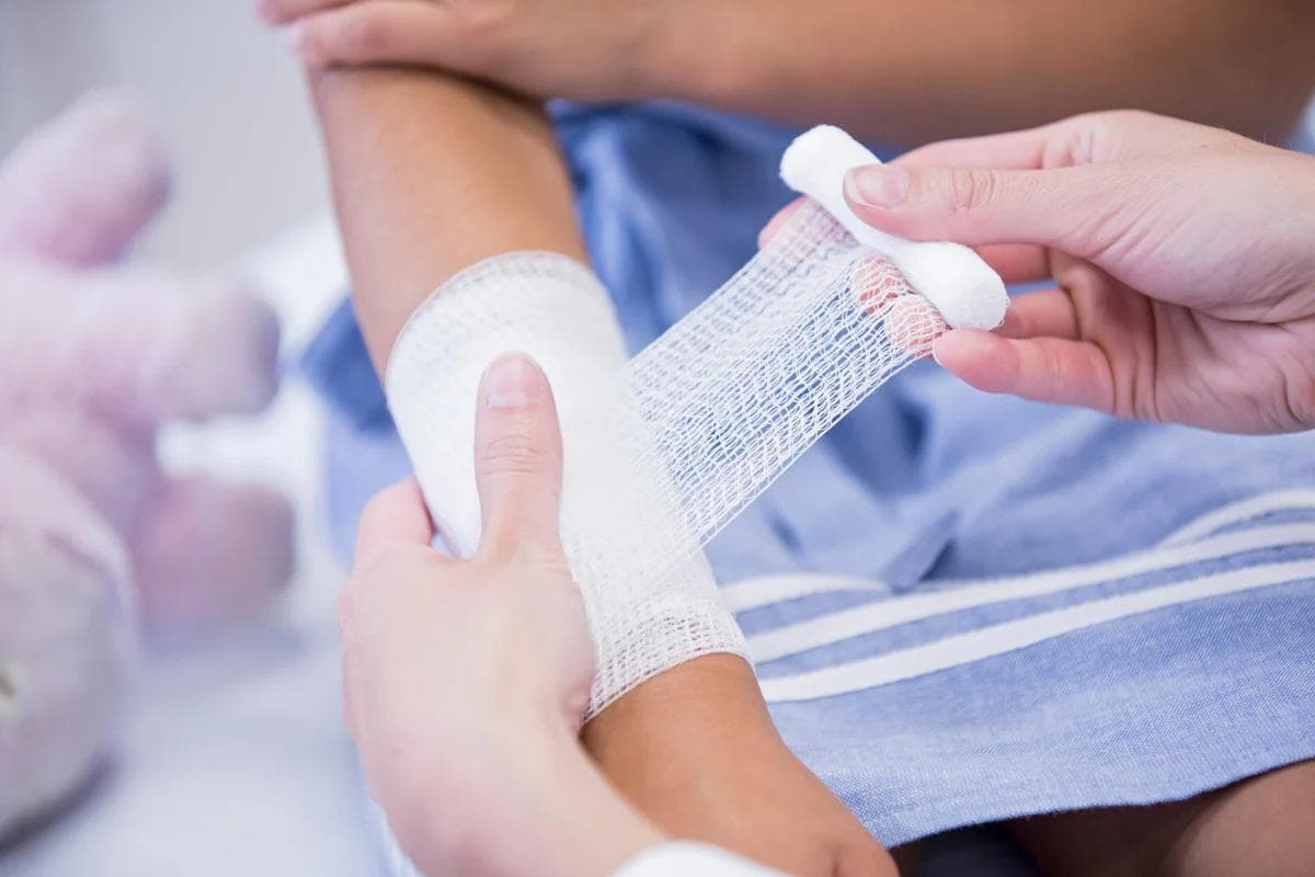 Pose d’un bandage sur un avant-bras